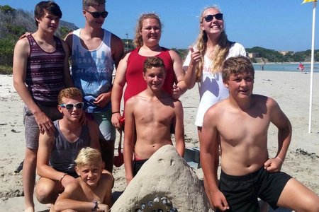 Die wenspan van die Sandkasteelkompetisie met hulle kop van ‘n Grootwithaai, wat deur die Stranddiensspan gereël is  